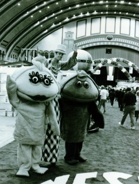 APSP "spokesfish" Gus and Goldie visit the Atlantic City Pool and Spa Show while it was at its old venue.