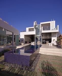 Timely solution: Raised perimeter overflow pools, or those that combine a slot detail with a traditional vanishing edge, are subject to more evaporative water loss than the average pool. To combat this, some builders oversize their gutters to store rainwater to top their pools off.