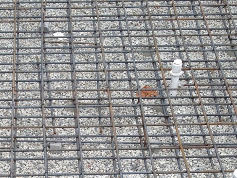 While most municipalities only mandate them on commercial
installations, non-contact splices are recommended by the American
Concrete Institute for every pool and spa. They are more difficult to
tie and some don't like how crowded they can make the grid seem. For
some, the question of whether to require non-contact splices boils down
to how much a builder trusts the shotcrete applicator to get the
concrete around the bars.