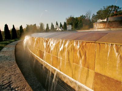 In the world of vinyl-liner pools,vanishing edges are becoming more popular. The weir walls themselves are made from concrete and veneered with stone or tile. The liner is brought up the wall inside the pool.