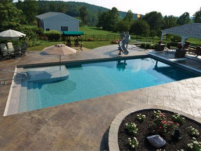 After a decade in which free-form pools became ever more popular in the vinyl-liner format, rectangular pools are on the upswing. Builders credit modern architectural tastes and rising demand for automatic covers, and say these simple forms can be every bit as interesting as their curvier cousins.